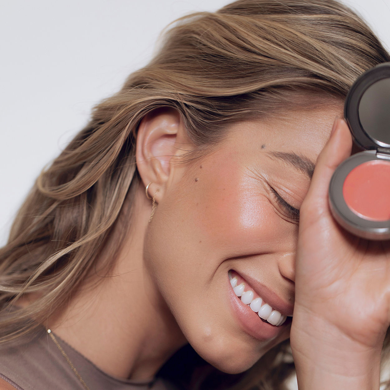 Model image of Róen Cheeky Blush variant: Pink Dusk