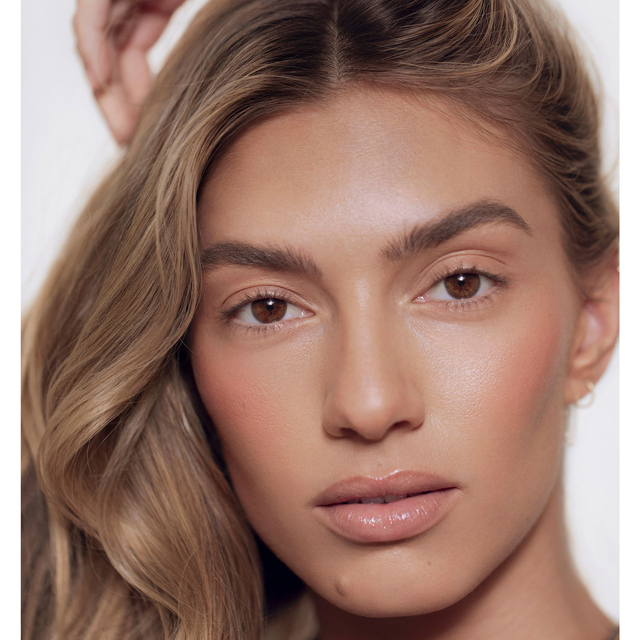 Model image of Róen Cheeky Blush variant: Pink Dusk