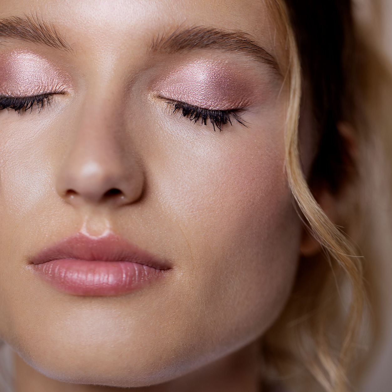 Model image of Sisley-Paris Ombre Éclat Liquide Eyeshadow variant: Pink Gold