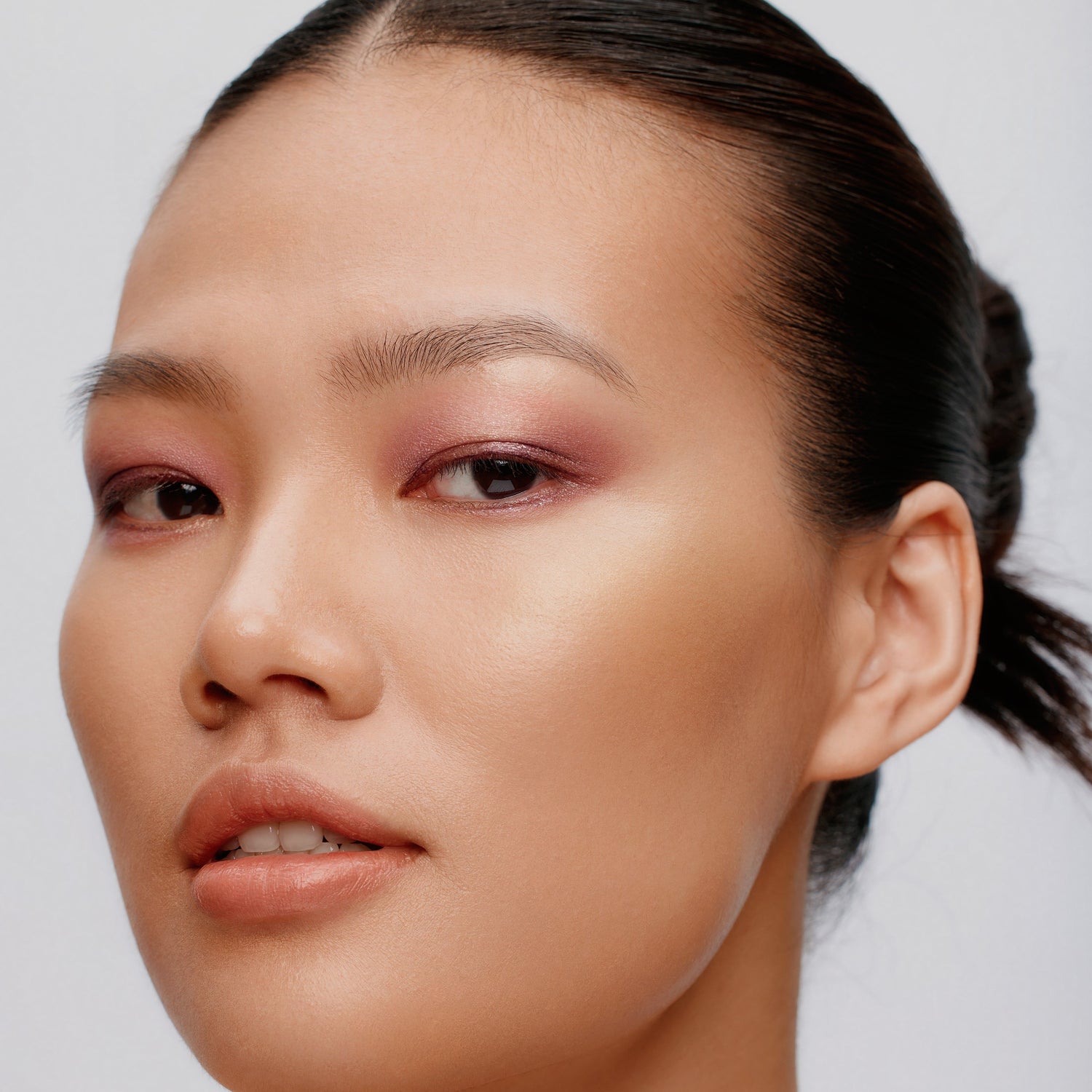 Model image of Surratt Souffle Eyeshadow variant: Pluie Mauve