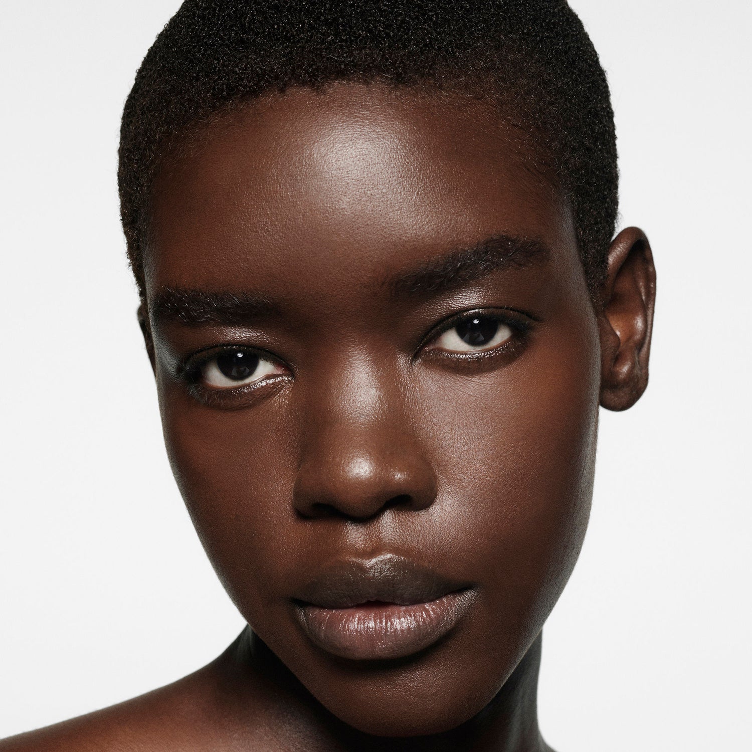 Model image of Victoria Beckham Beauty The Concealer Pen variant: R1 - Rich 1
