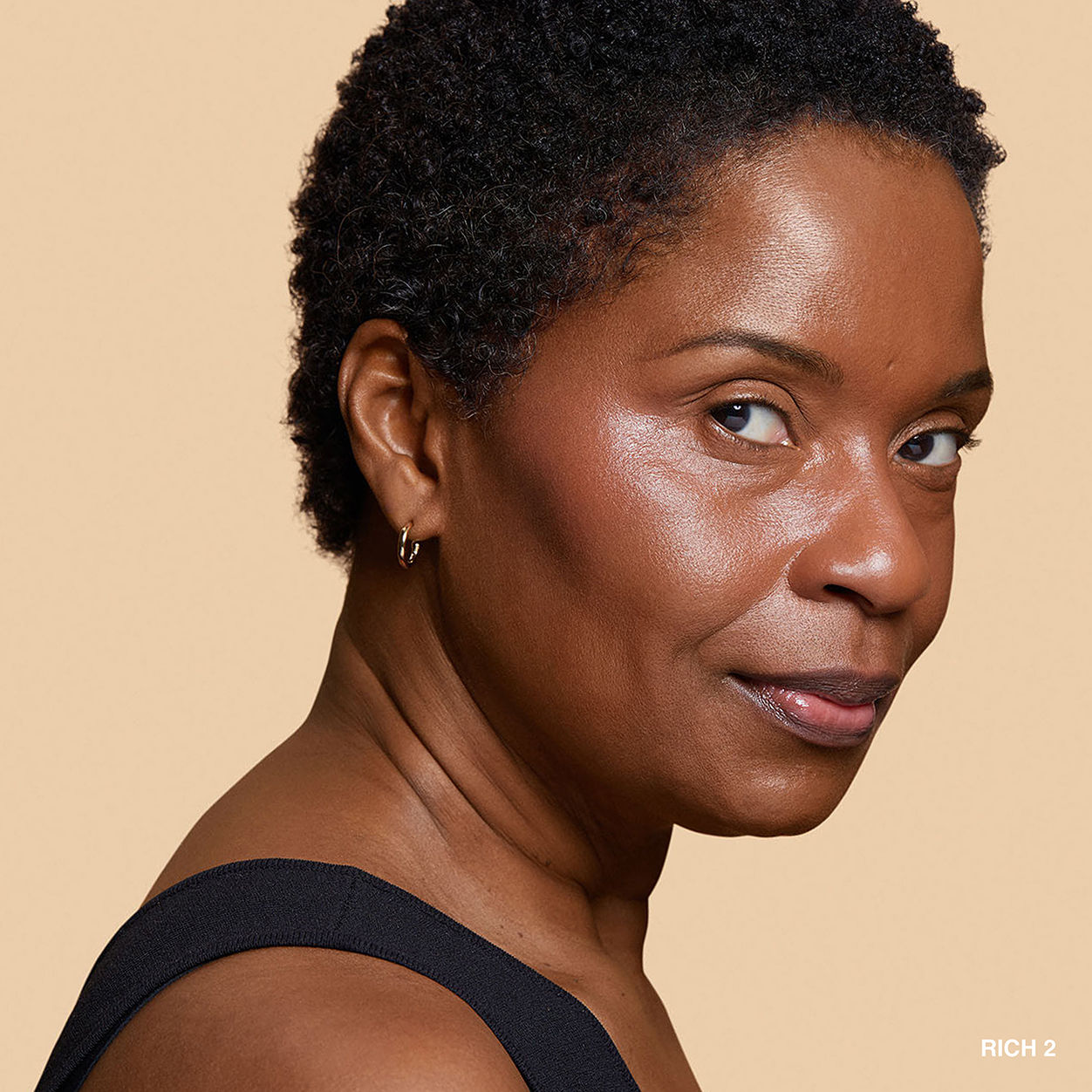 Model image of Bobbi Brown Vitamin Enriched Hydrating Skin Tint SPF 15 with Hyaluronic Acid variant: Rich 2