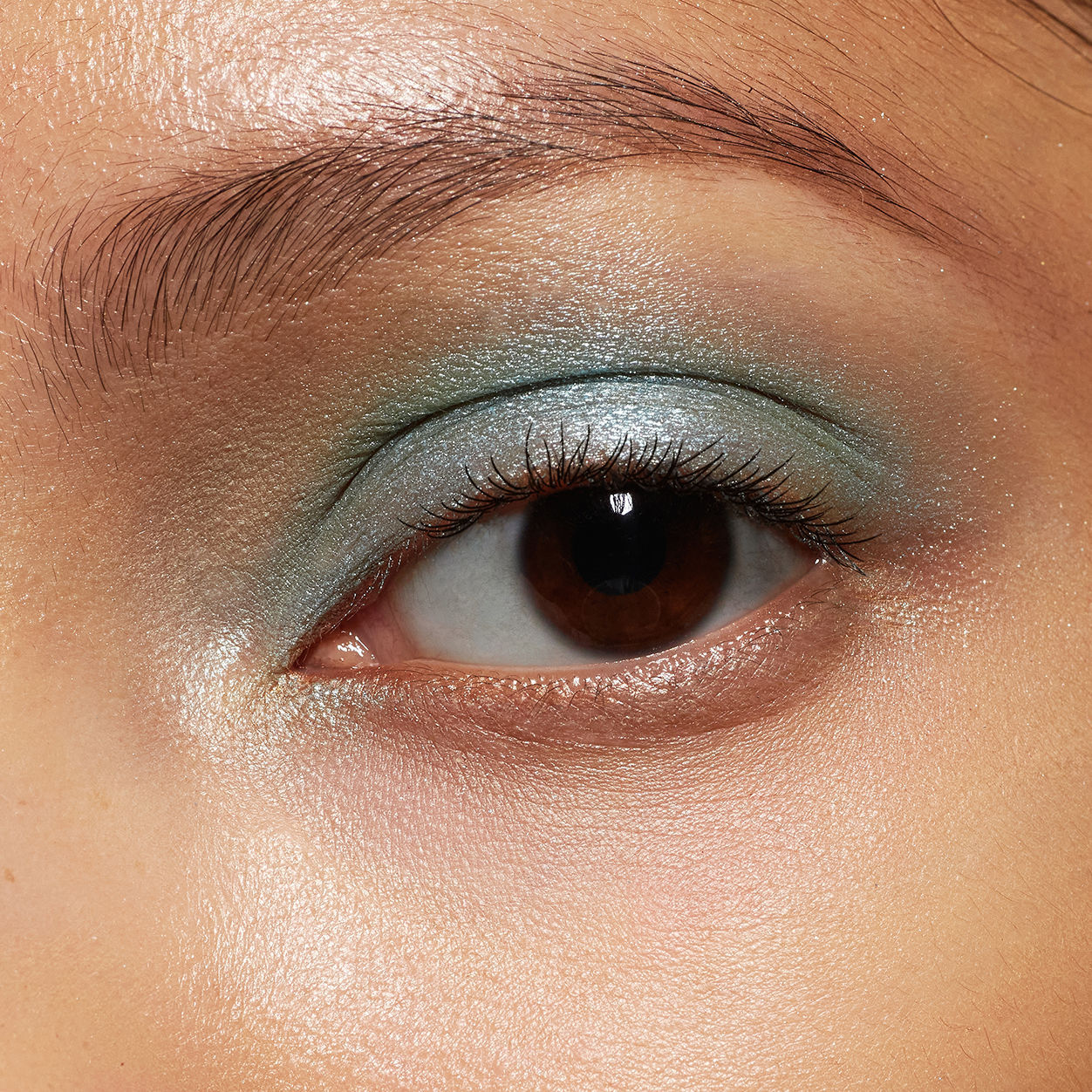 Model image of Neen Pretty Shady Pressed Pigment variant: Scream