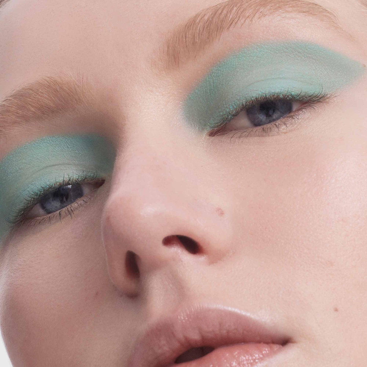 Model image of Victoria Beckham Beauty Satin Kajal Liner variant: Seafoam