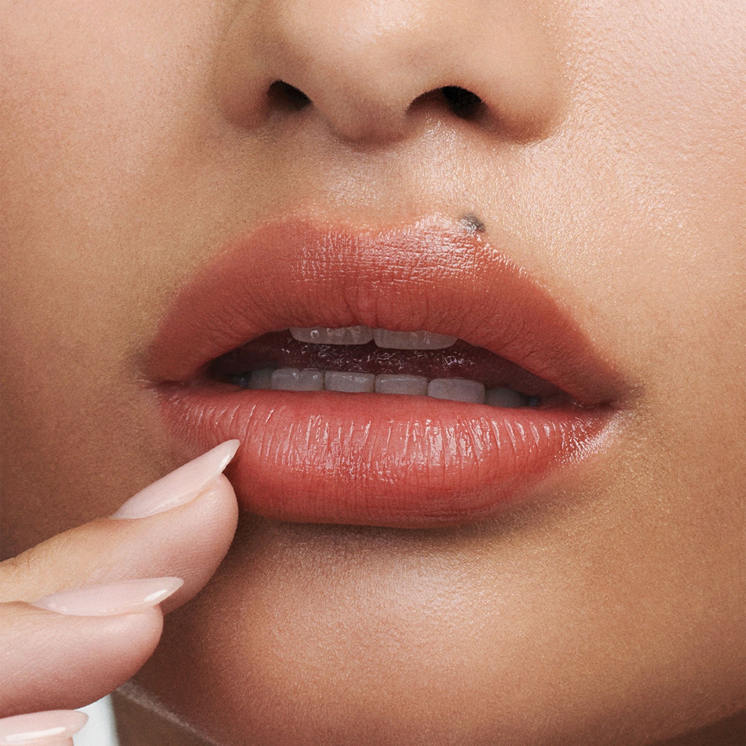 Model image of Augustinus Bader x Sofia Coppola The Tinted Balm variant: Shade 3