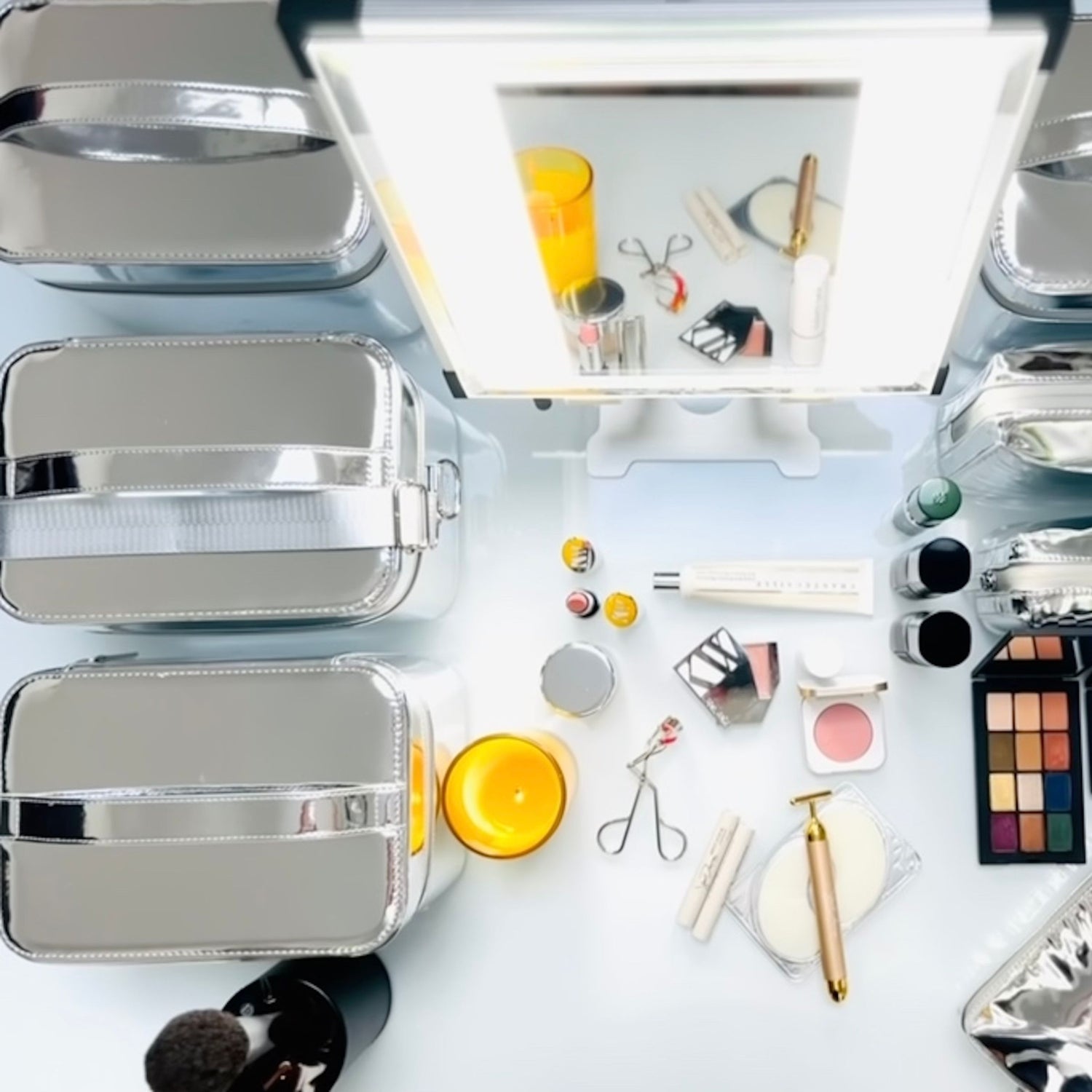 Lifestyle image of Wellinsulated Performance Beauty Case variant: Silver