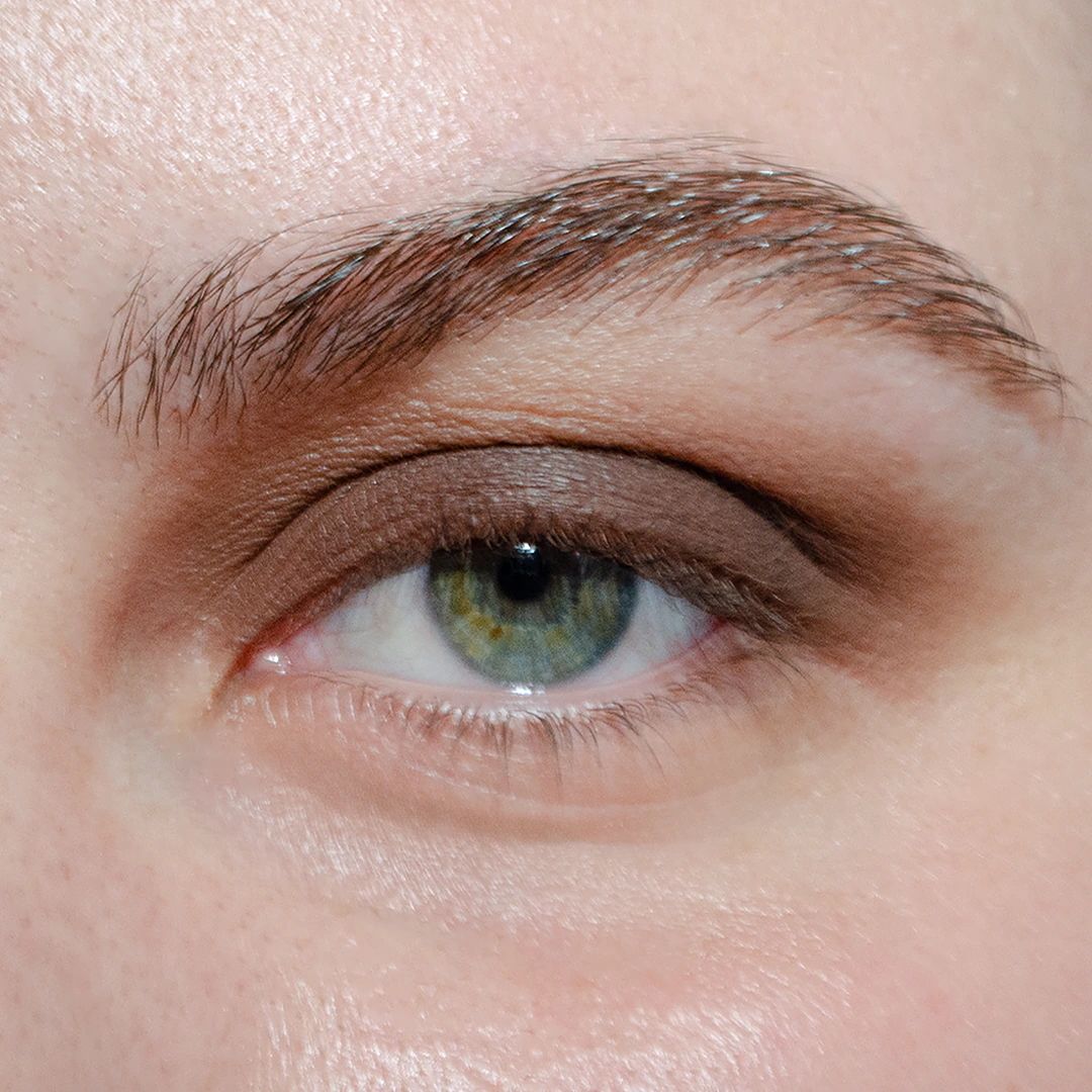 Model image of Neen Pretty Shady Pressed Pigment variant: Smudge