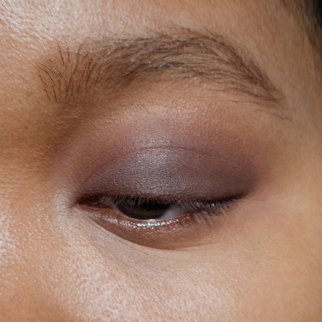 Model image of Neen Pretty Shady Pressed Pigment variant: Smudge