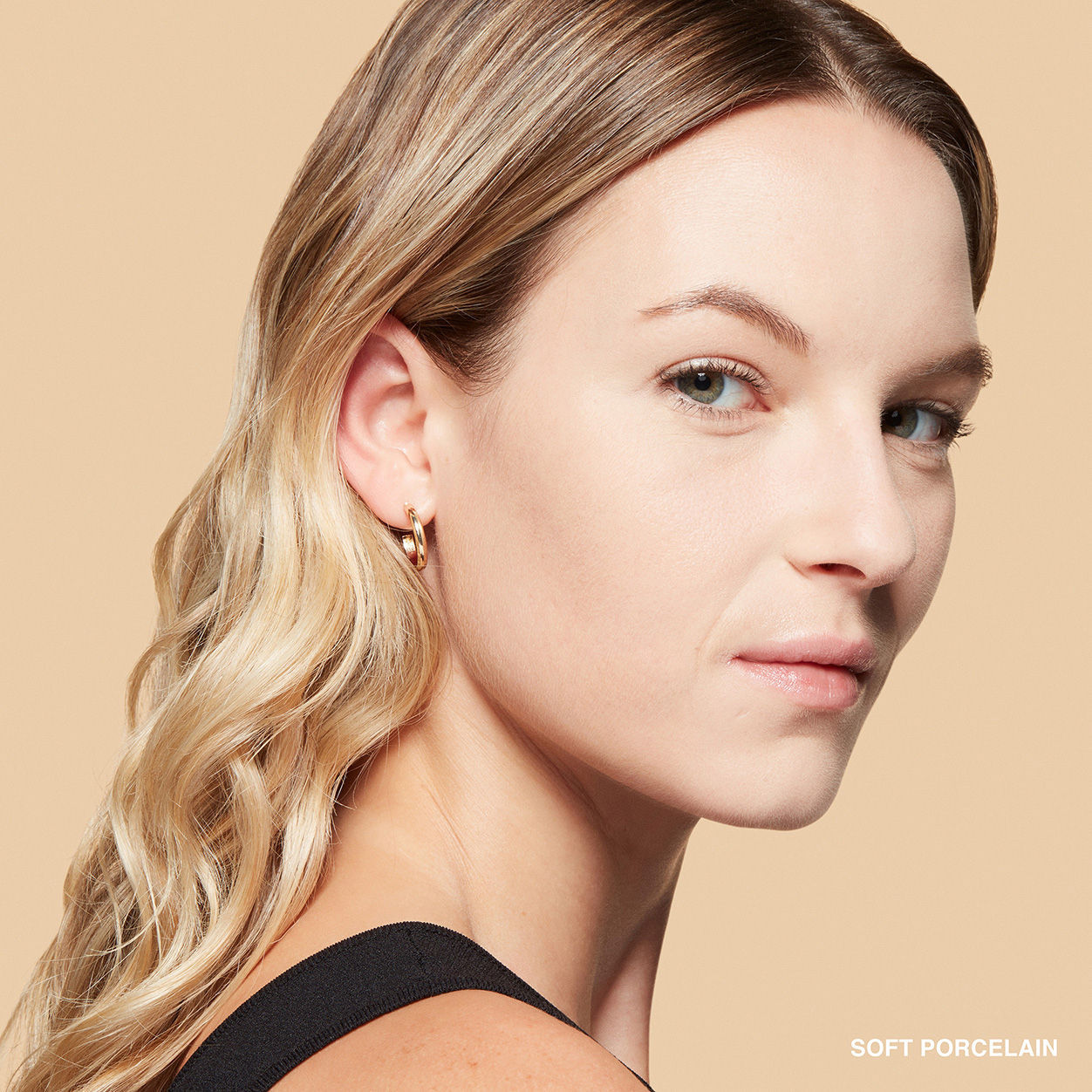 Model image of Bobbi Brown Sheer Finish Pressed Powder variant: Soft Porcelain