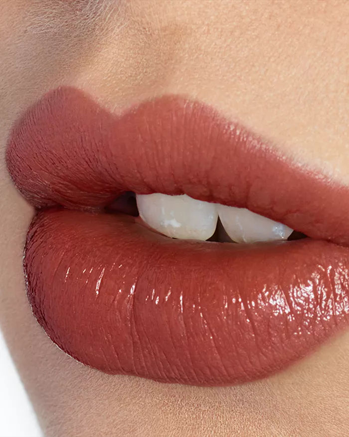 Model image of Charlotte Tilbury K.I.S.S.I.N.G. Lipstick variant: Stoned Rose