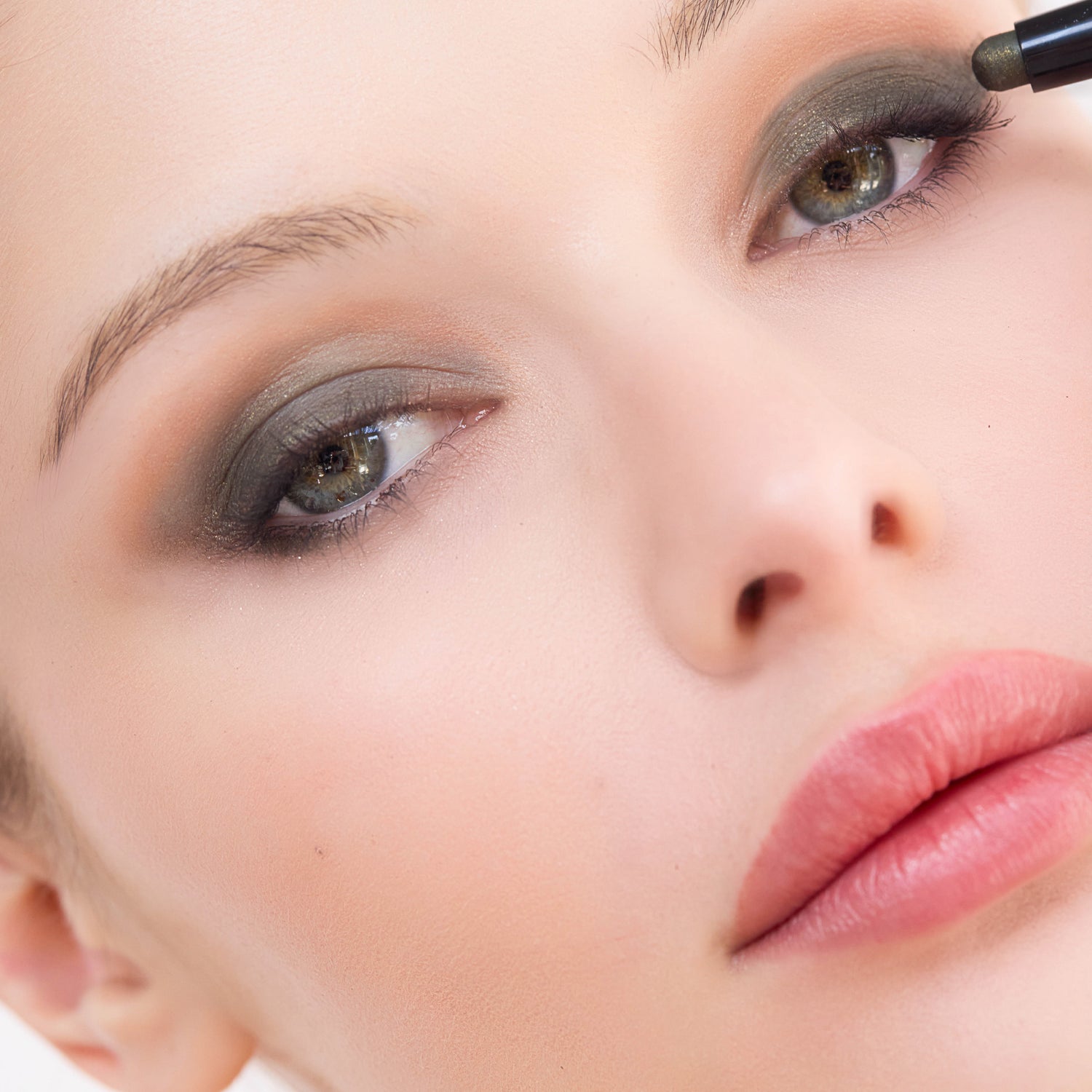 Model image of Trish McEvoy 24 Hour Eye Shadow & Liner variant: Sultry Green