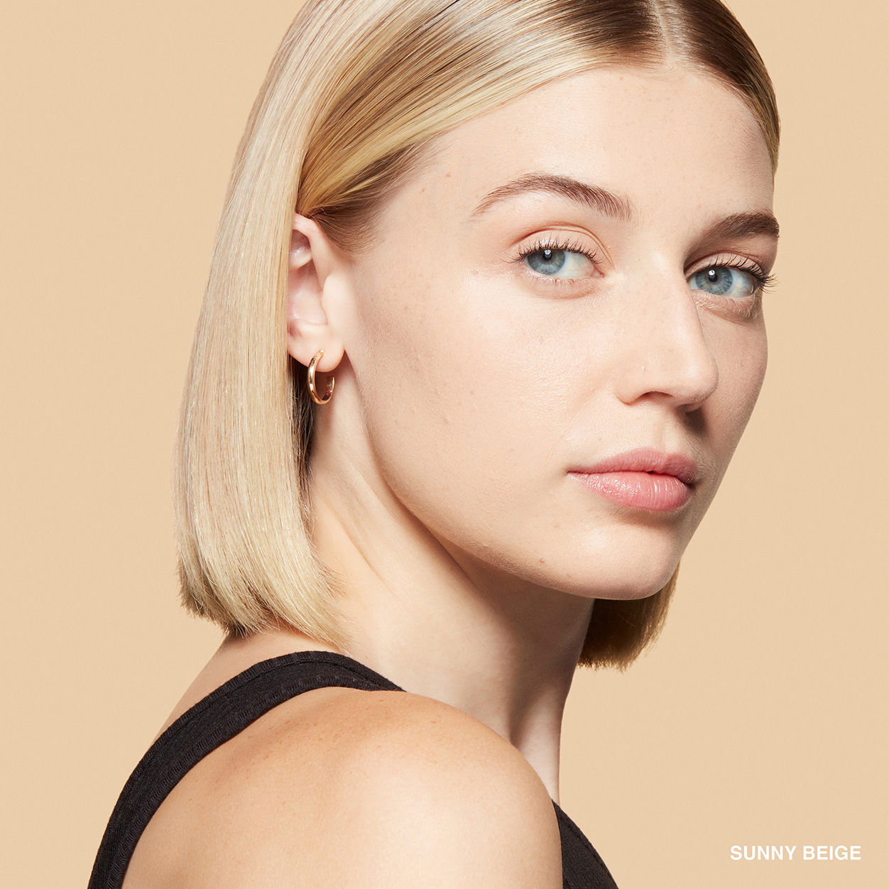 Model image of Bobbi Brown Sheer Finish Pressed Powder variant: Sunny Beige