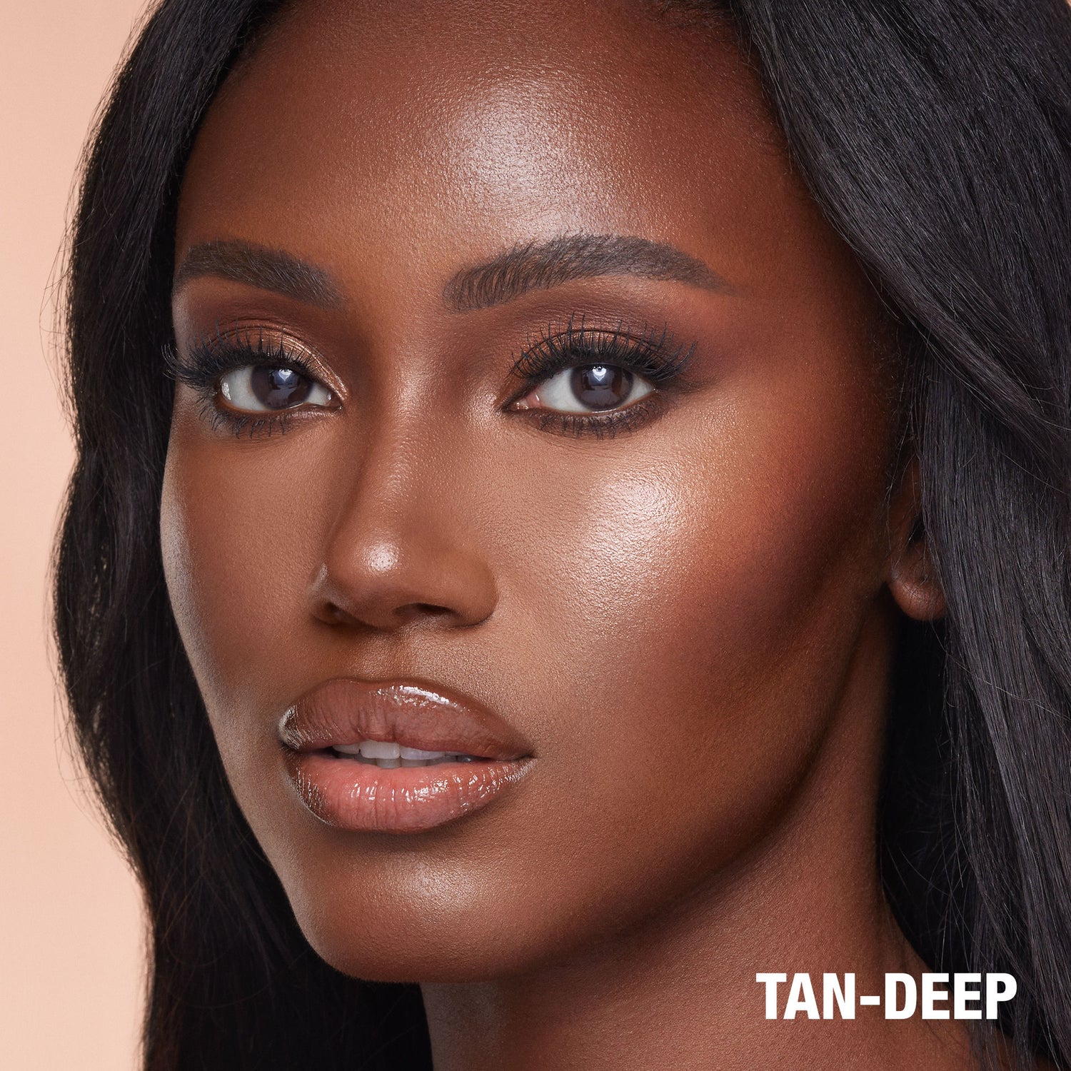 Model image of Charlotte Tilbury Hollywood Contour Wand variant: Tan-Deep
