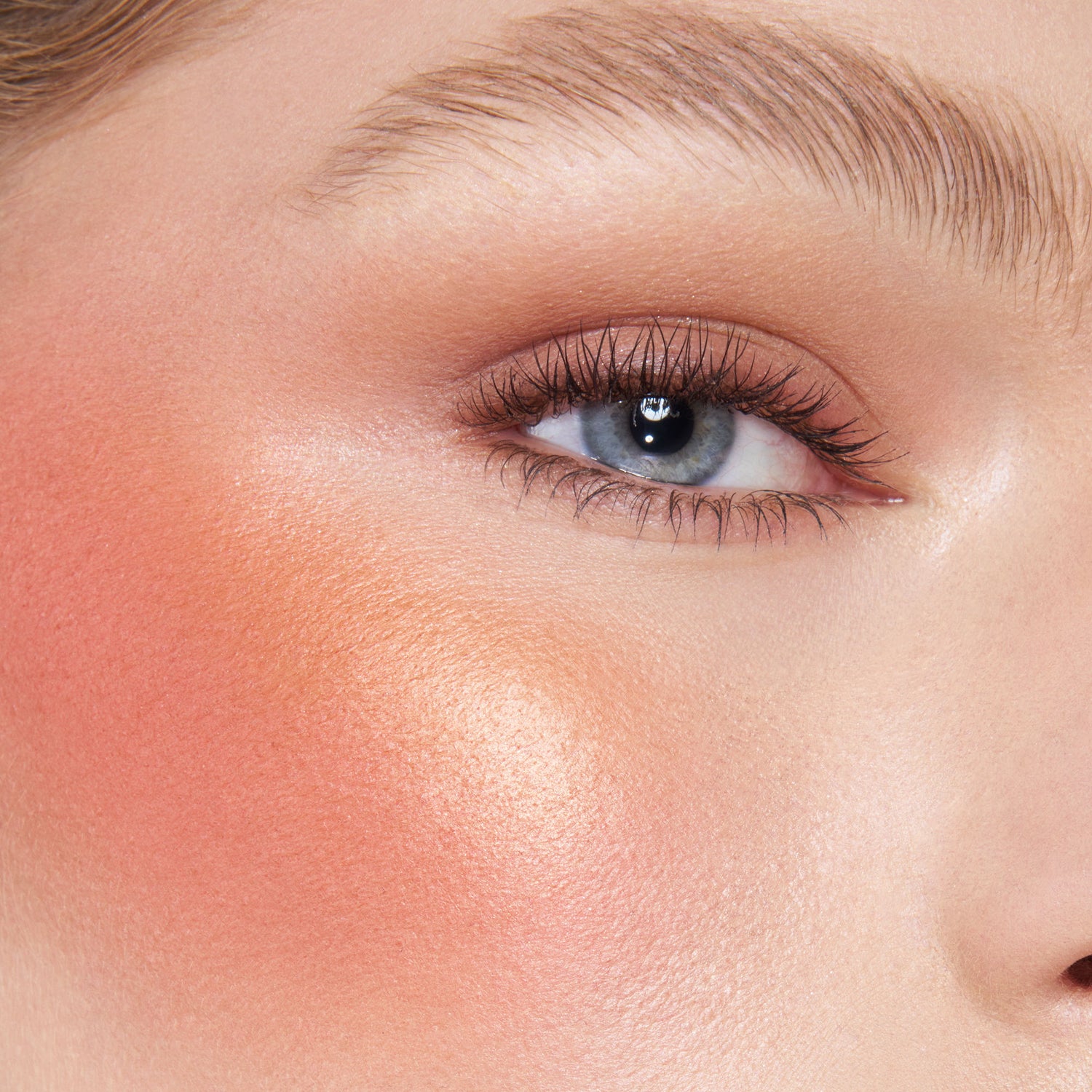 Model image of Charlotte Tilbury Mini Hollywood Blush and Glow variant: Tan to Deep