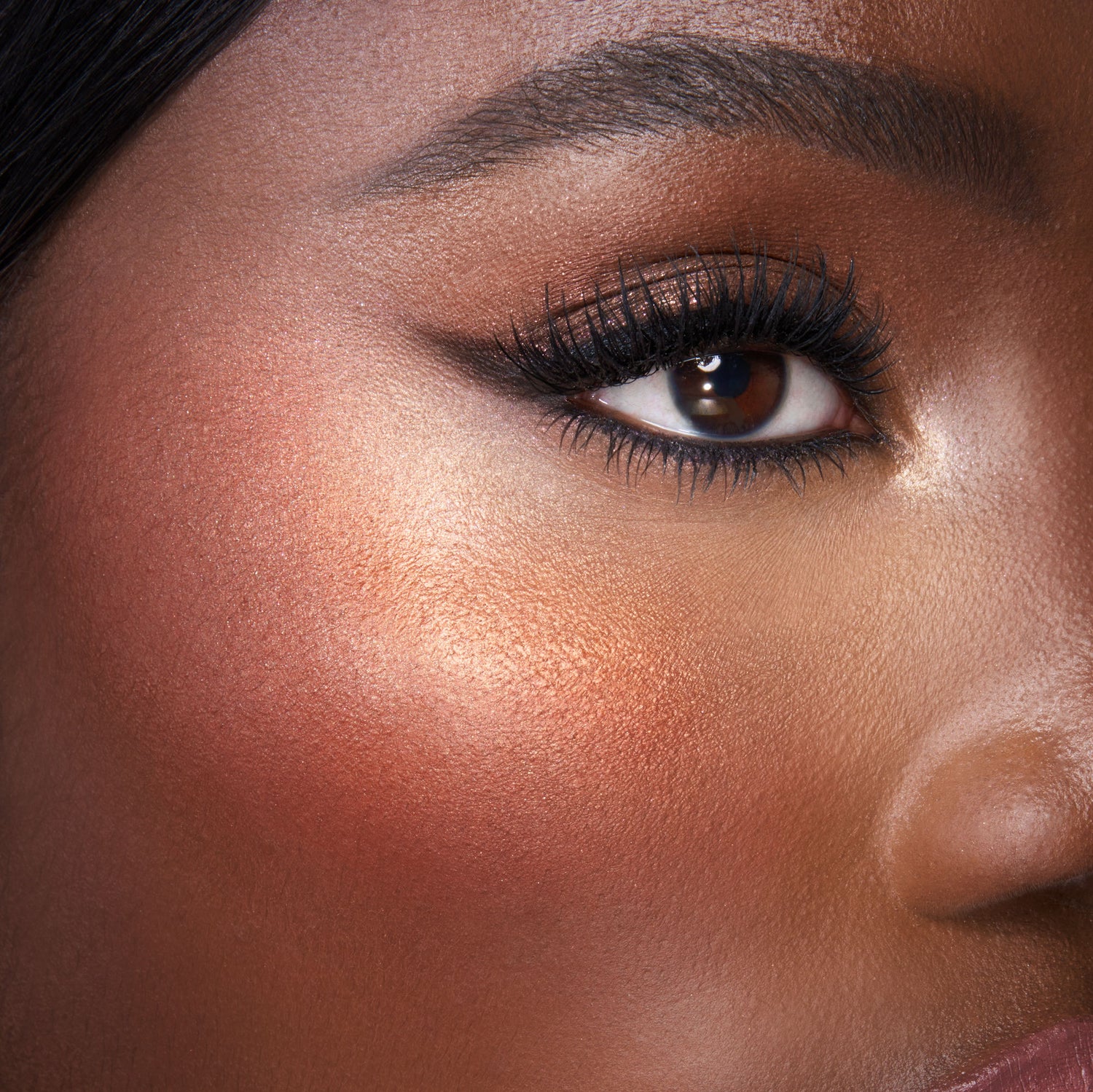 Model image of Charlotte Tilbury Mini Hollywood Blush and Glow variant: Tan to Deep