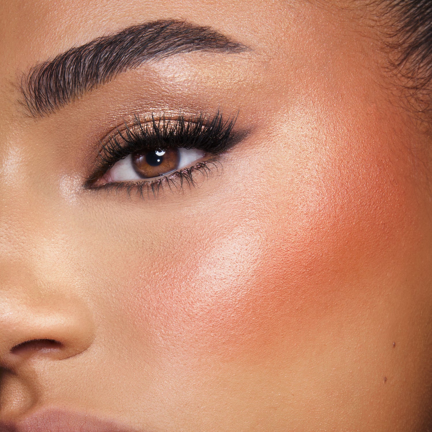 Model image of Charlotte Tilbury Mini Hollywood Blush and Glow variant: Tan to Deep