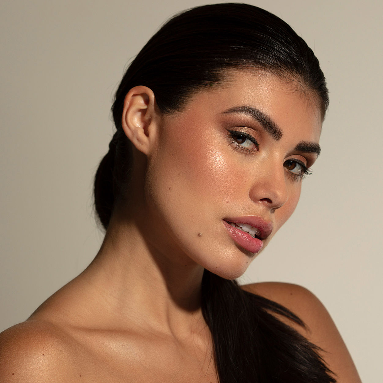 Model image of Valde Gunmetal Storybook variant: Truth