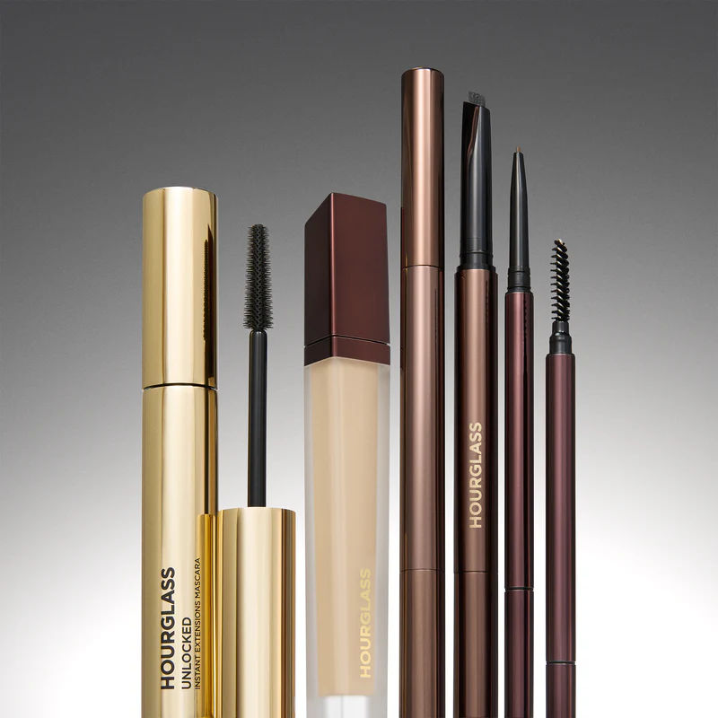 Lifestyle image of Hourglass Unlocked Instant Extensions Mascara variant: Ultra Black
