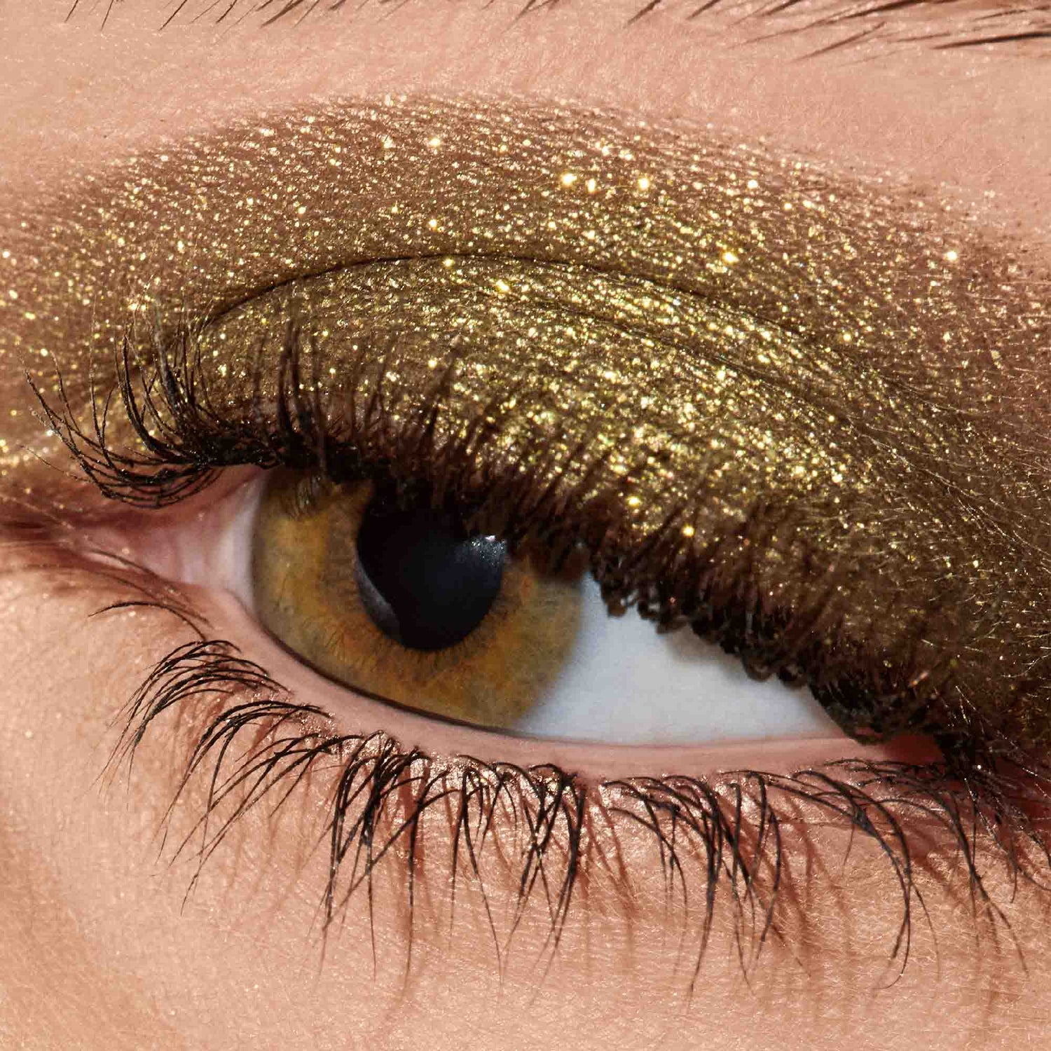 Model image of Victoria Beckham Beauty Lid Lustre variant: Velvet
