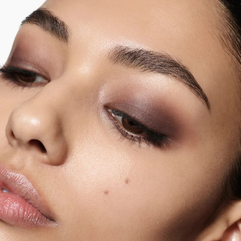 Model image of Victoria Beckham Beauty Eye Wardrobe variant: Victoria