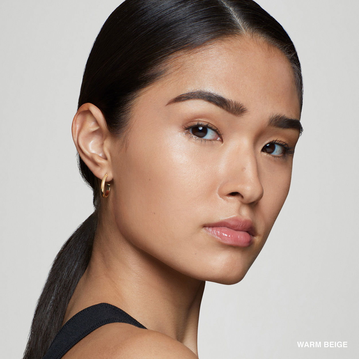 Model image of Bobbi Brown Intensive Serum Foundation SPF 40/30 variant: Warm Beige