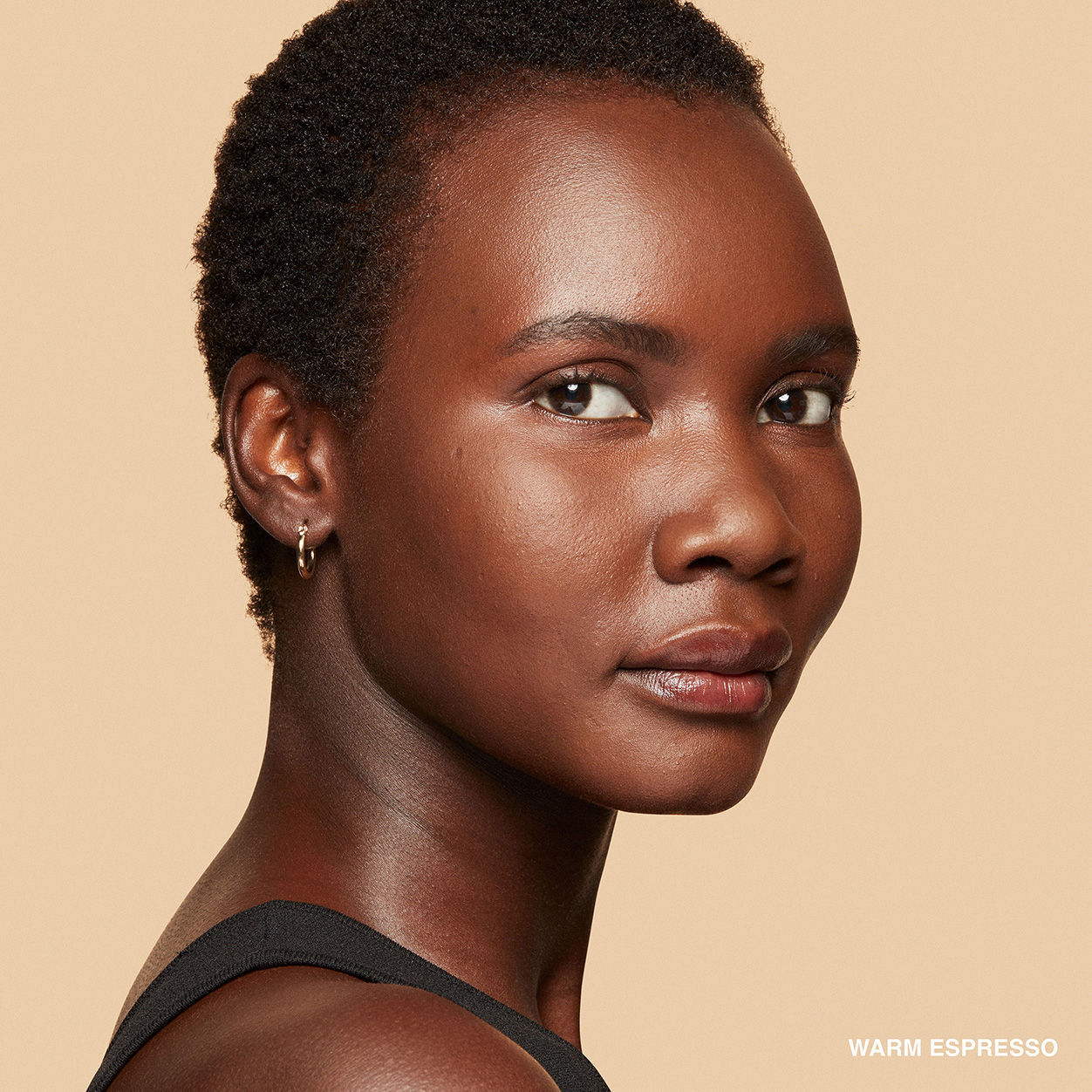 Model image of Bobbi Brown Sheer Finish Pressed Powder variant: Warm Espresso