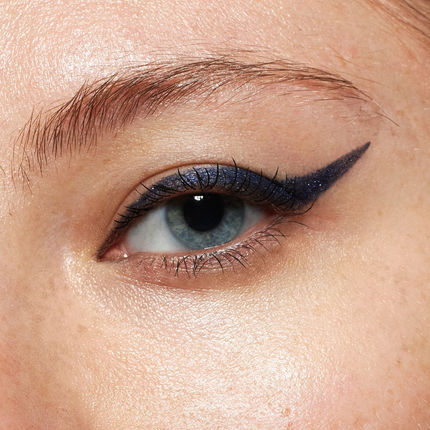 Model image of Neen Pretty Shady Pressed Pigment variant: Wave