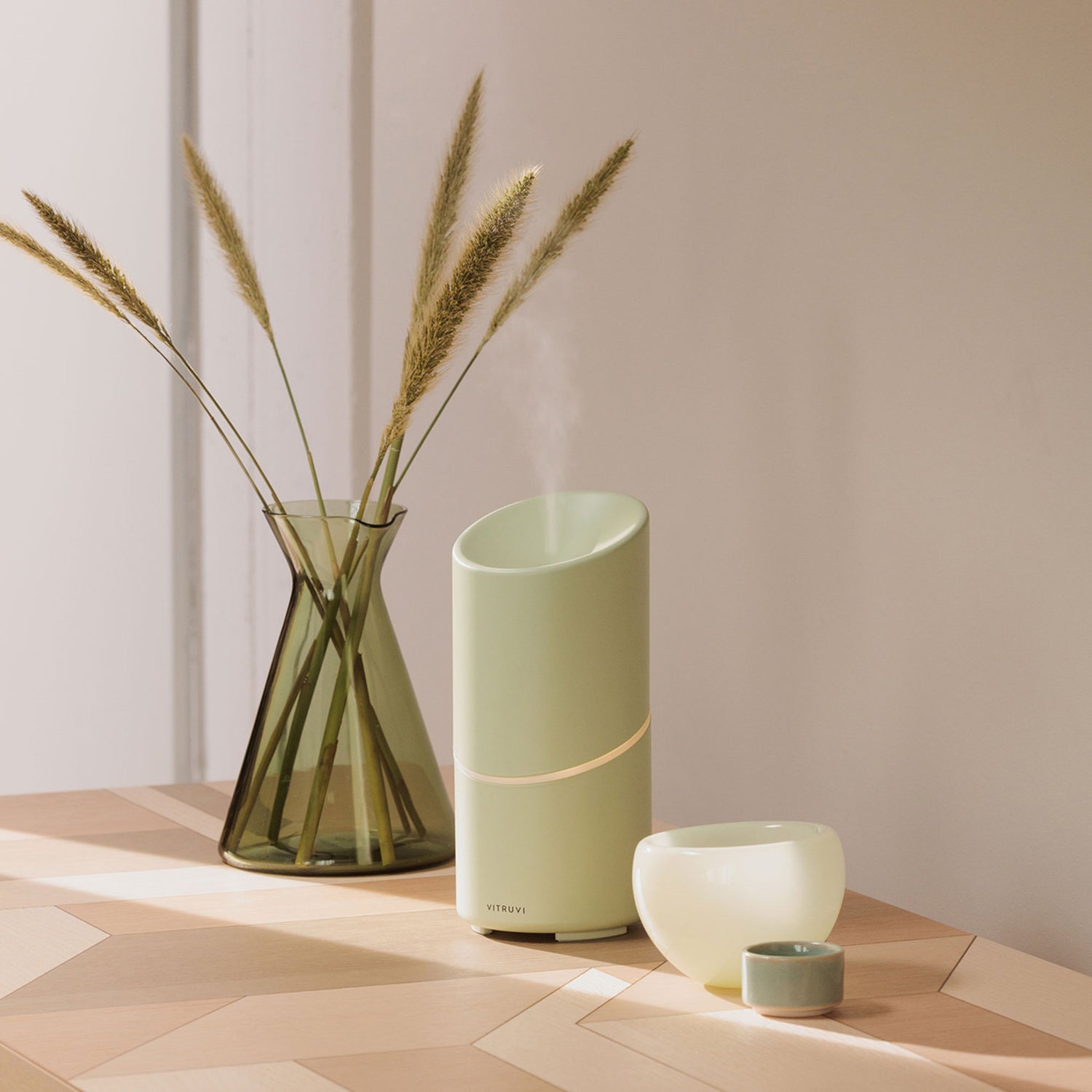 Vitruvi Palm Stay Diffuser lifestyle image .