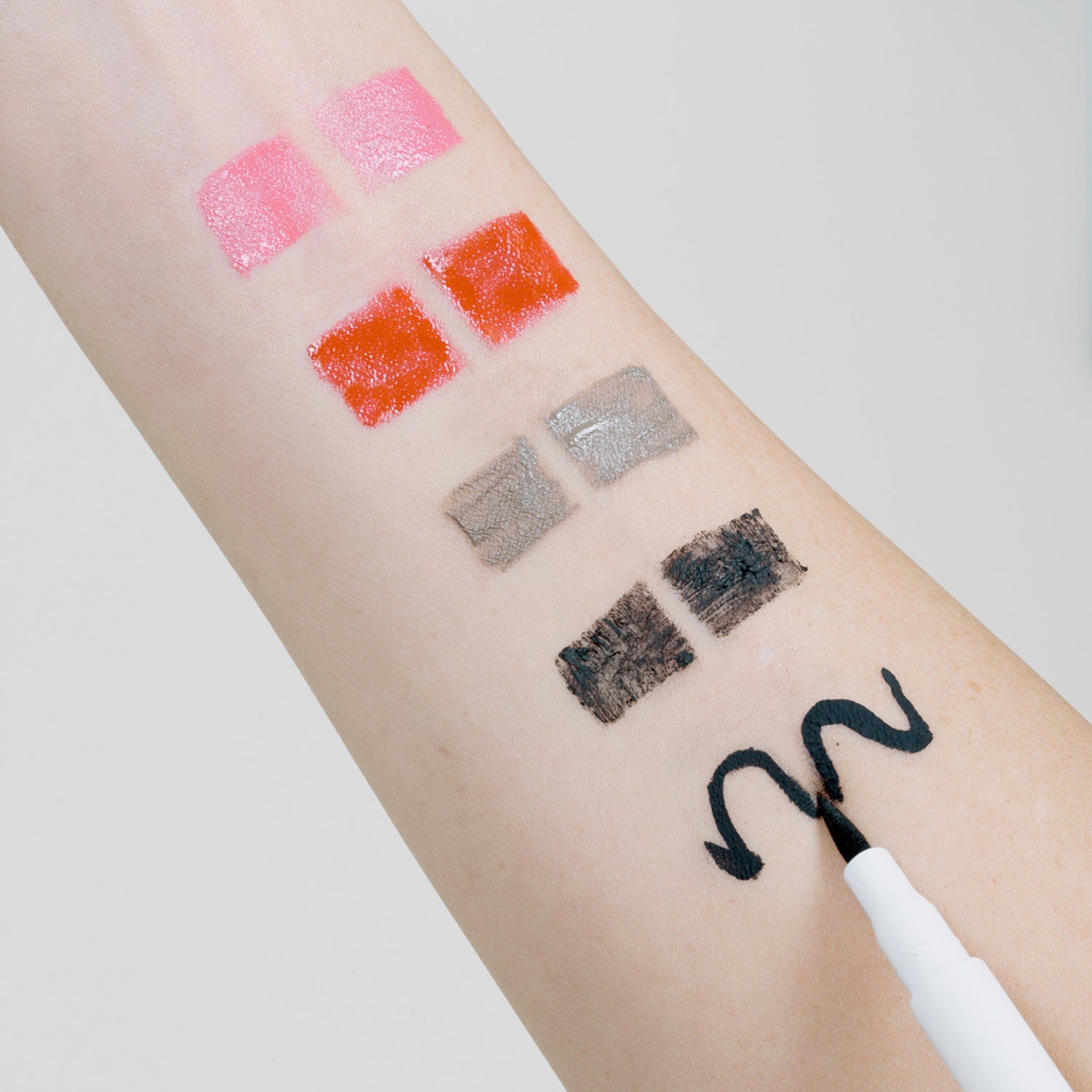 LashFood Chamomile Makeup Eraser Pen model image .