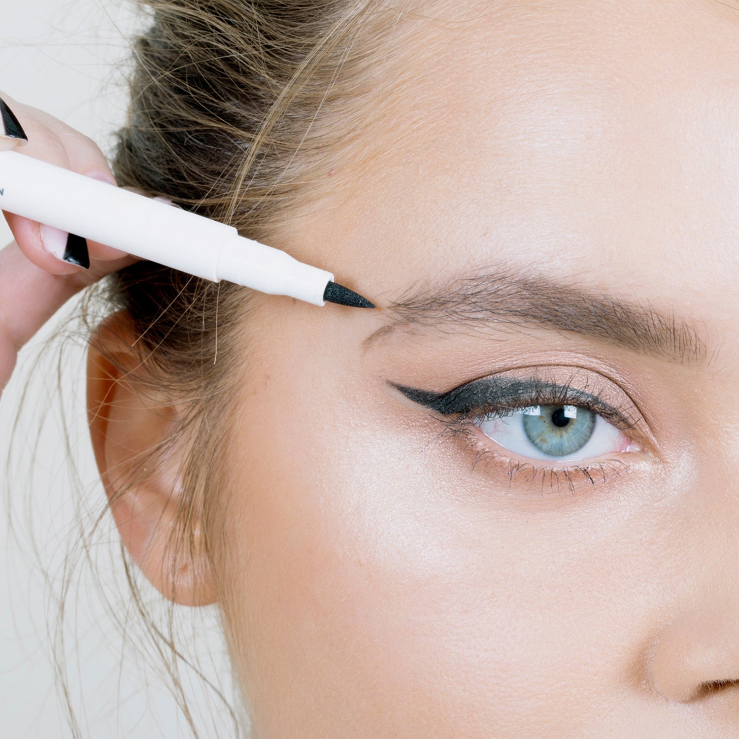 LashFood Chamomile Makeup Eraser Pen model image 2 .
