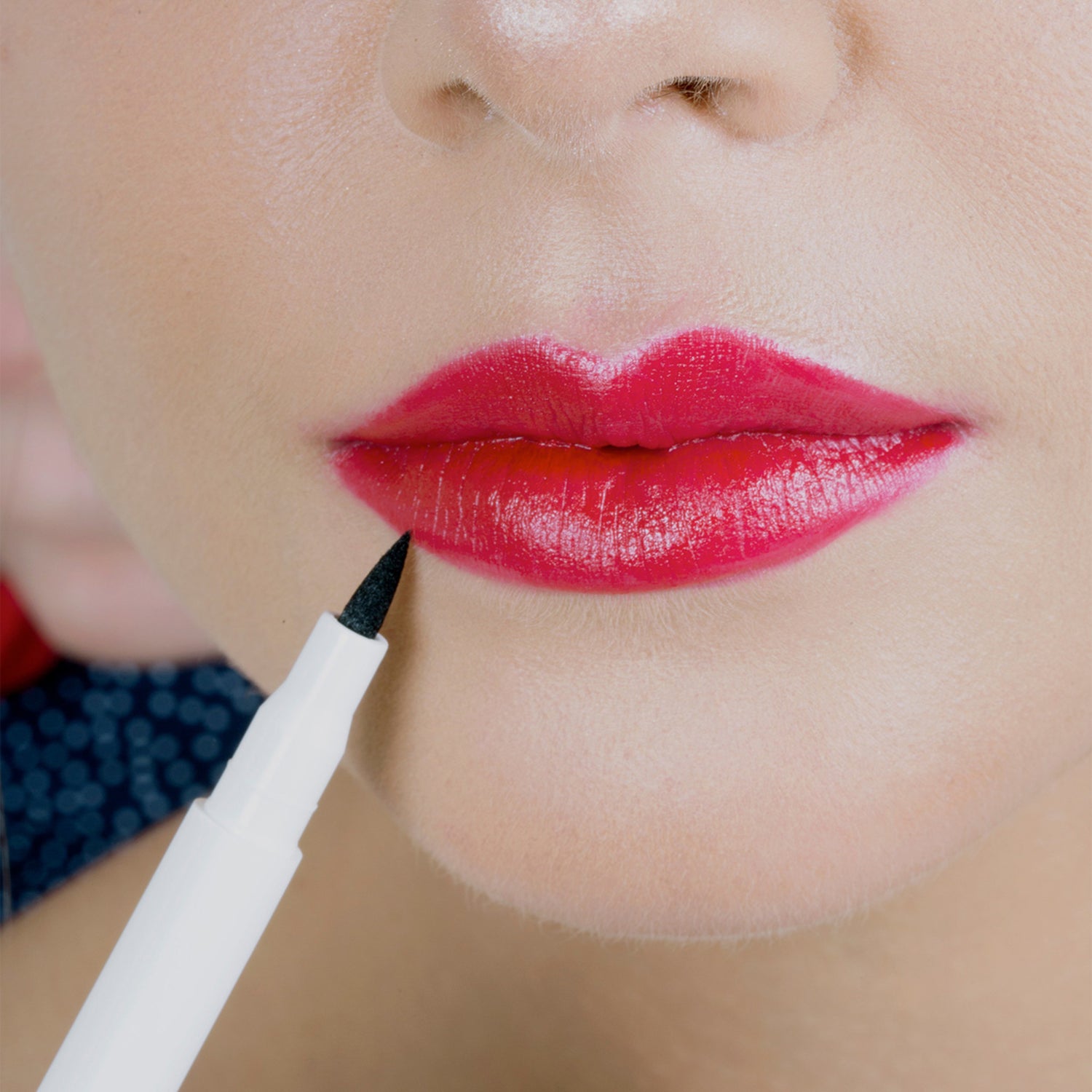 LashFood Chamomile Makeup Eraser Pen model image 3 .