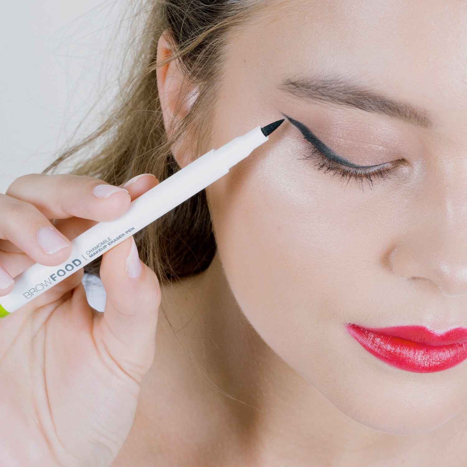 LashFood Chamomile Makeup Eraser Pen model image 4 .