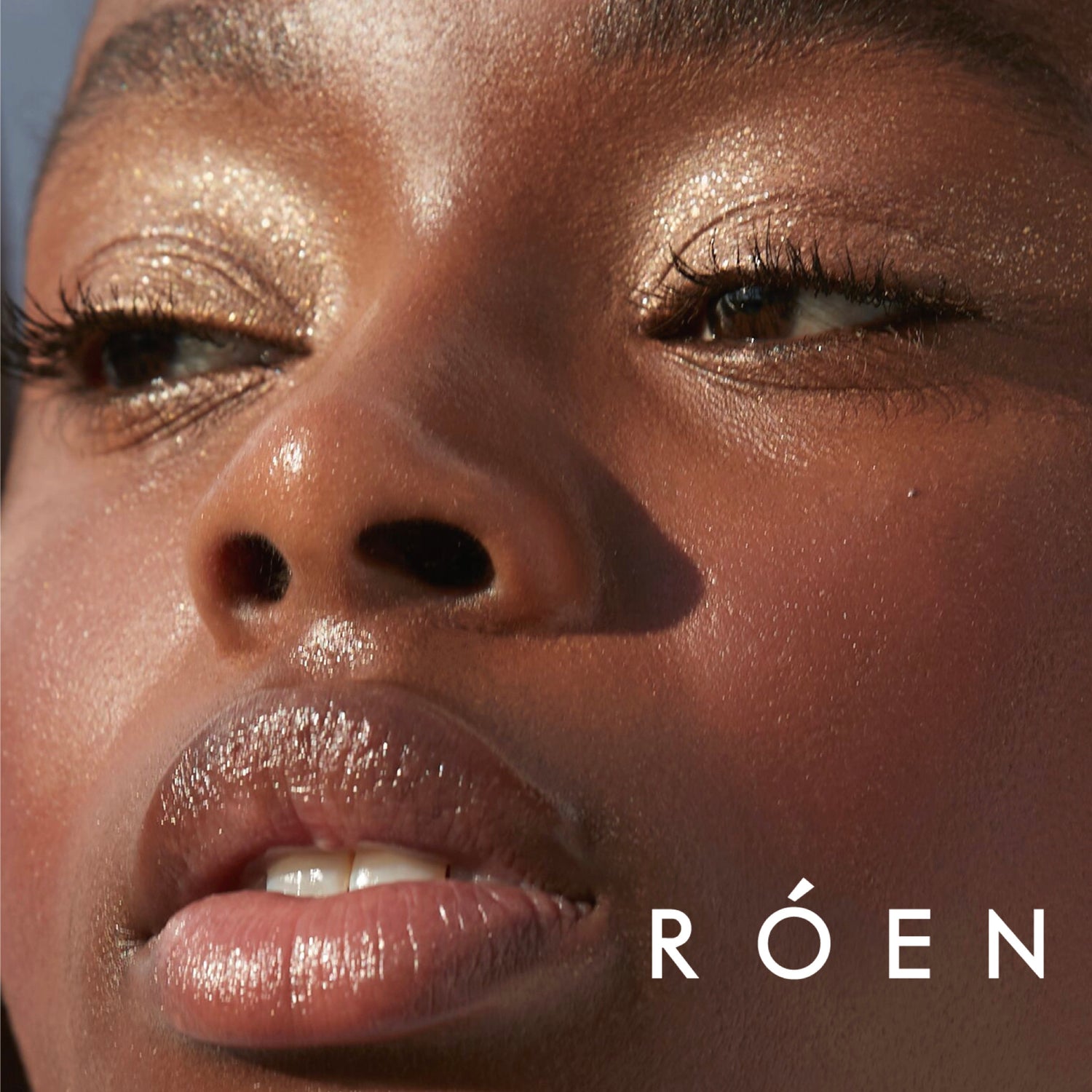 Róen Summer Disco model image . This product is in the color gold