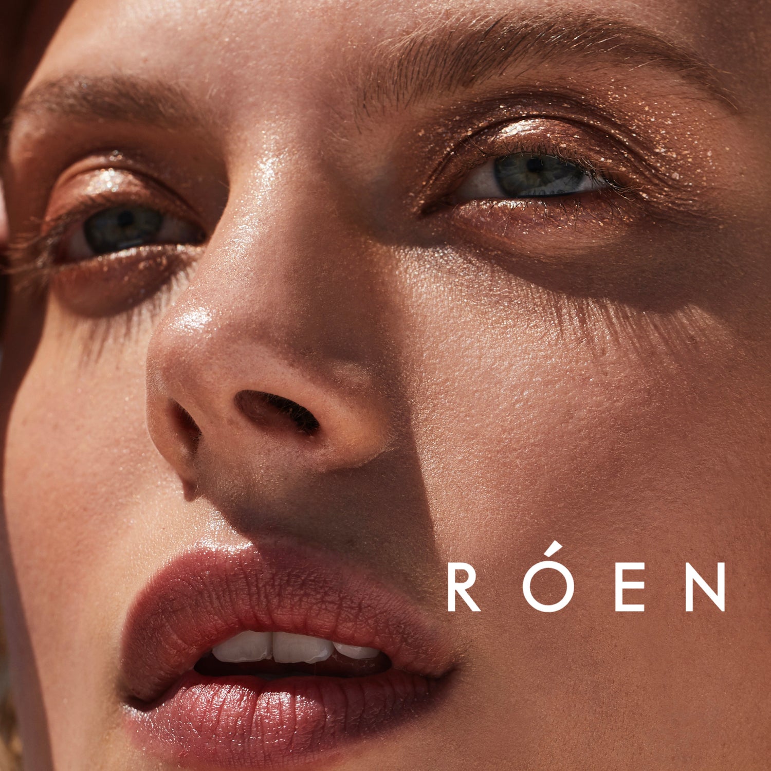 Róen Summer Disco model image 2 . This product is in the color gold