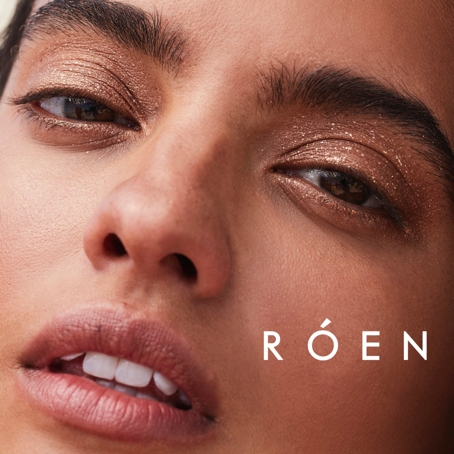 Róen Summer Disco model image 3 . This product is in the color gold