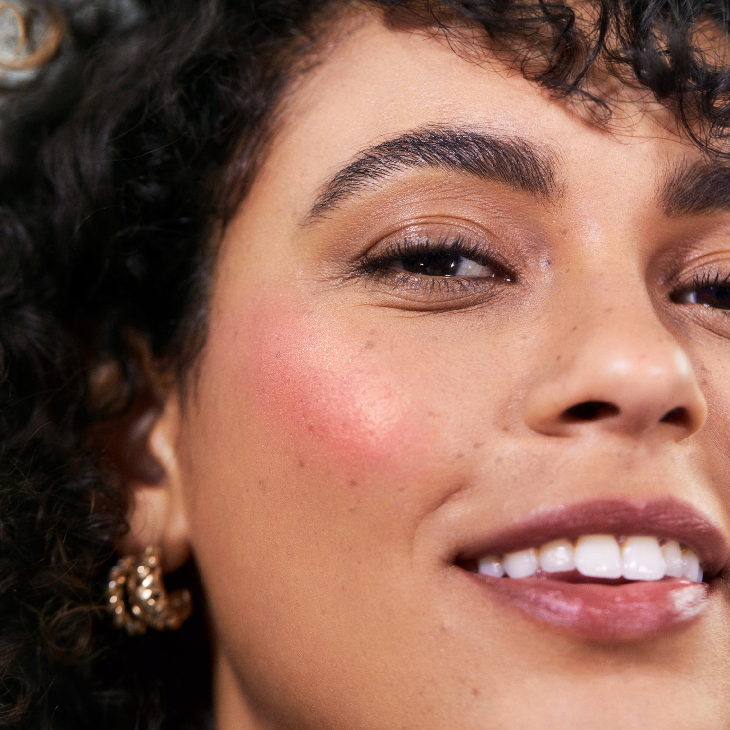 RMS Beauty ReDimension Hydra Powder Blush Refill Color/Shade variant: Maiden's Blush model image . This product is in the color orange