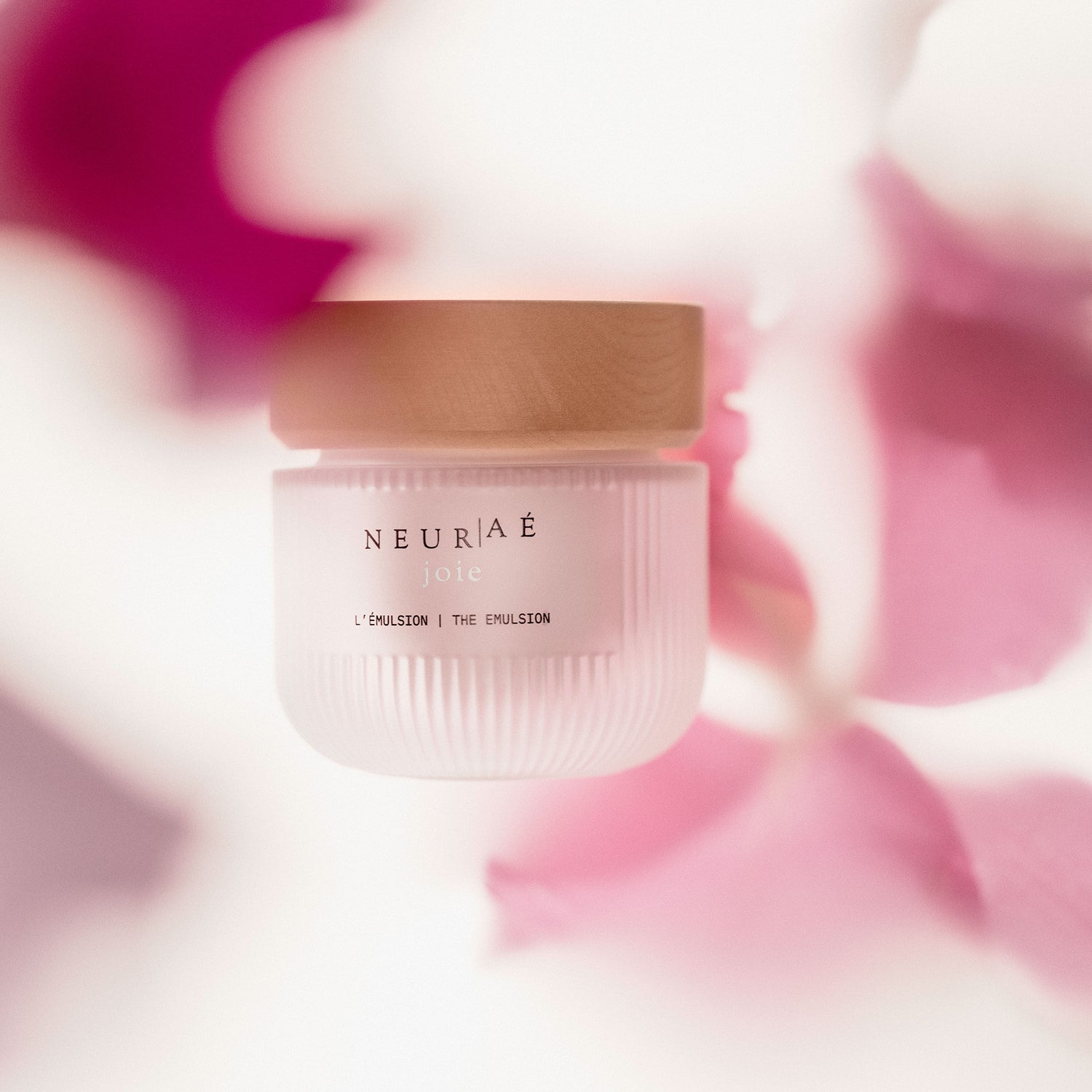 Lifestyle image of Neuraé Joie The Emulsion