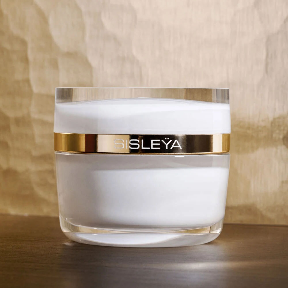 Lifestyle image of Sisley Paris Sisleÿa L'Intégral Anti-Âge Extra-Rich