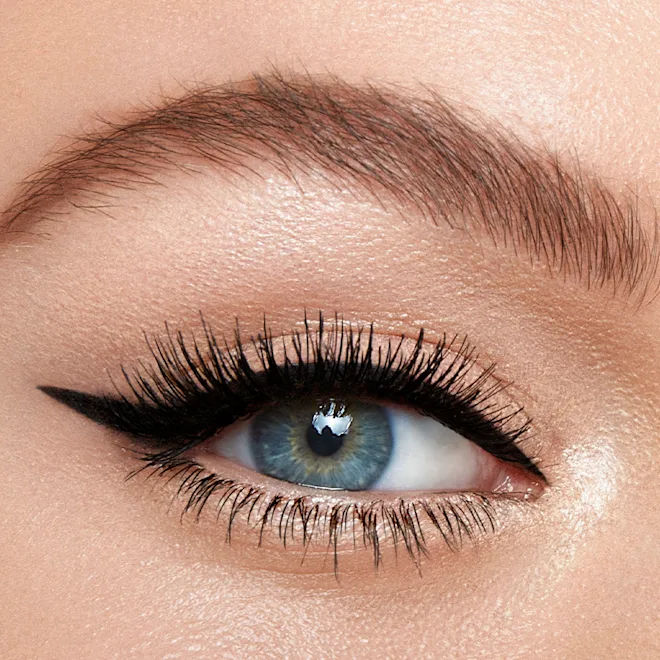 Model image of Charlotte Tilbury Hollywood Exagger-eyes Liner Duo