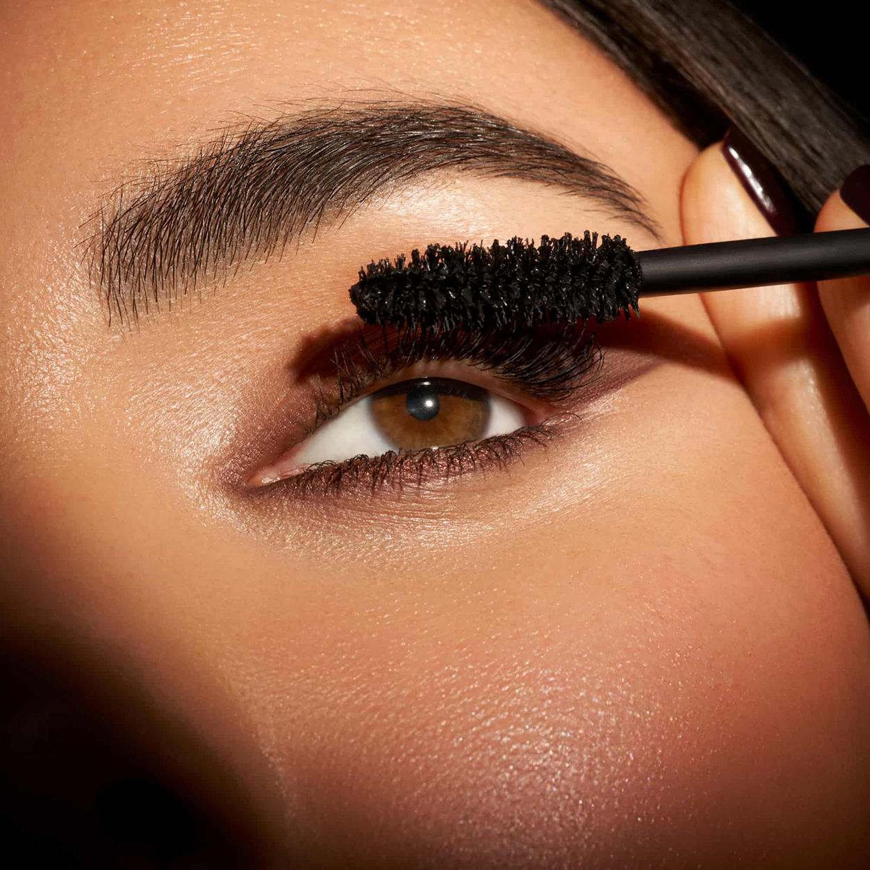 Model image of Rodial Glamolash Mascara XXL Black