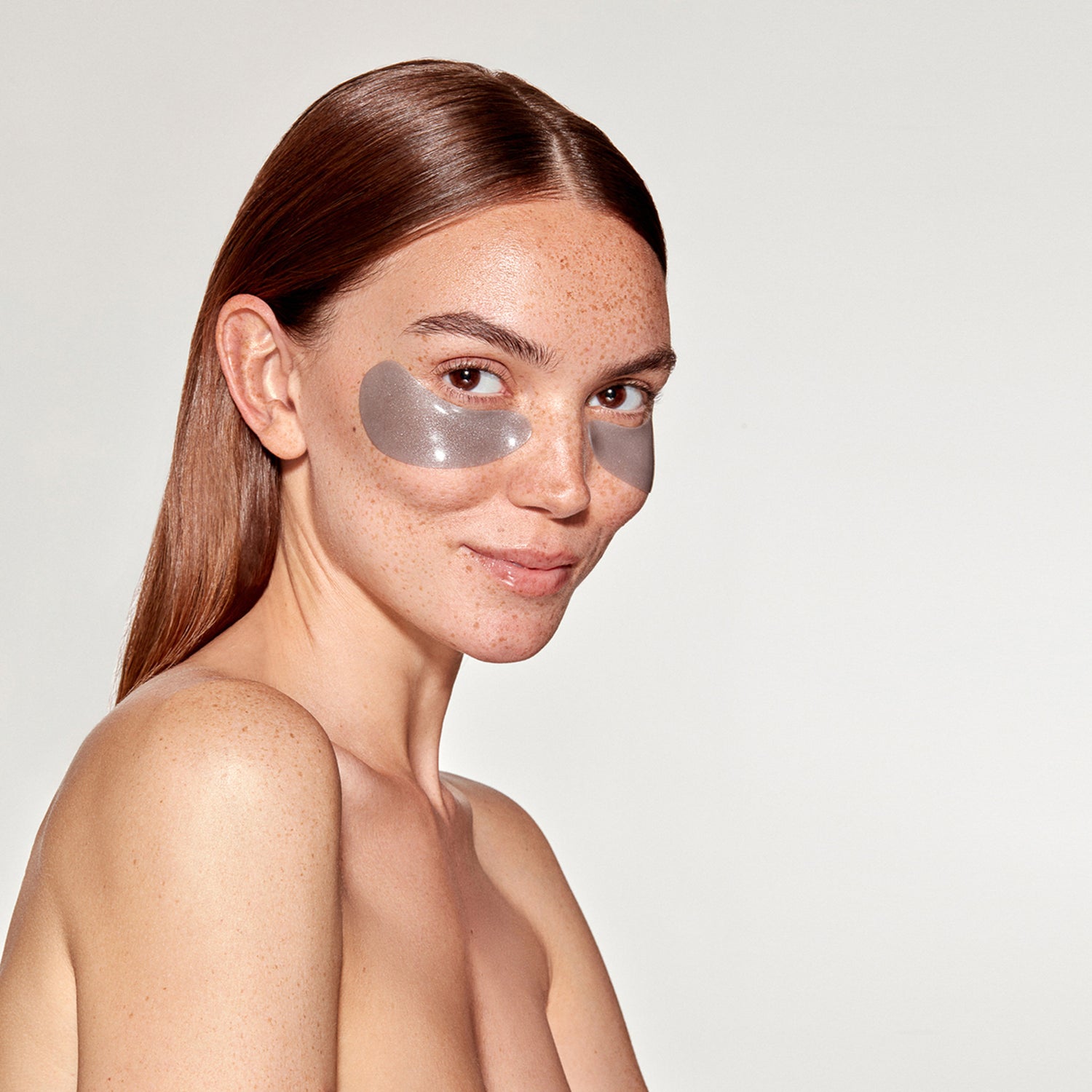 111SKIN Molecular Hydration Eye Mask model image .