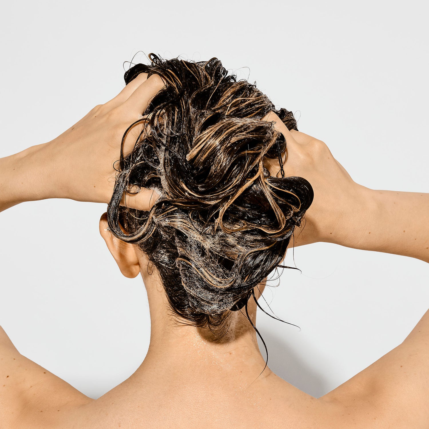 Model image of Bumble and Bumble Bond-Building Repair Shampoo