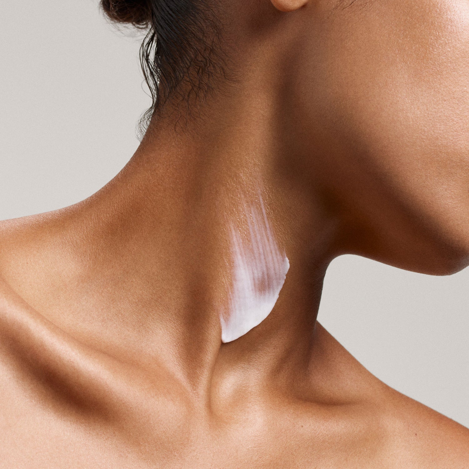 Model image of U Beauty The Sculpt Neck + Décolleté Concentrate