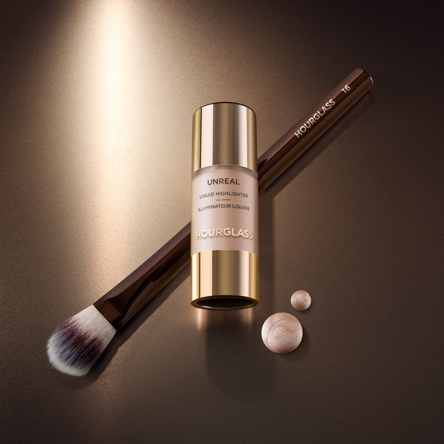 Swatch image of Hourglass No. 16 Highlighter Brush