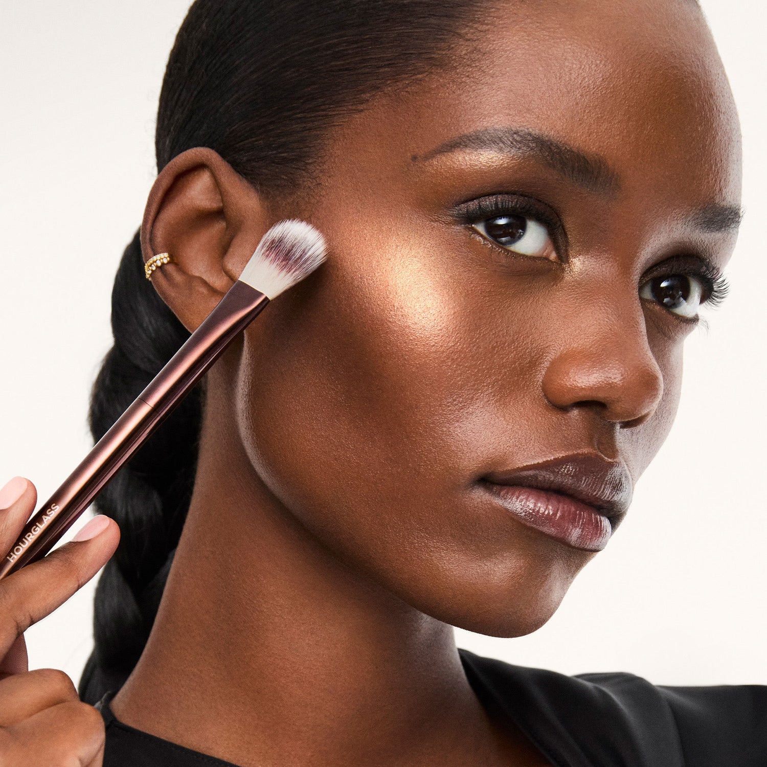 Image of an open Hourglass No. 16 Highlighter Brush