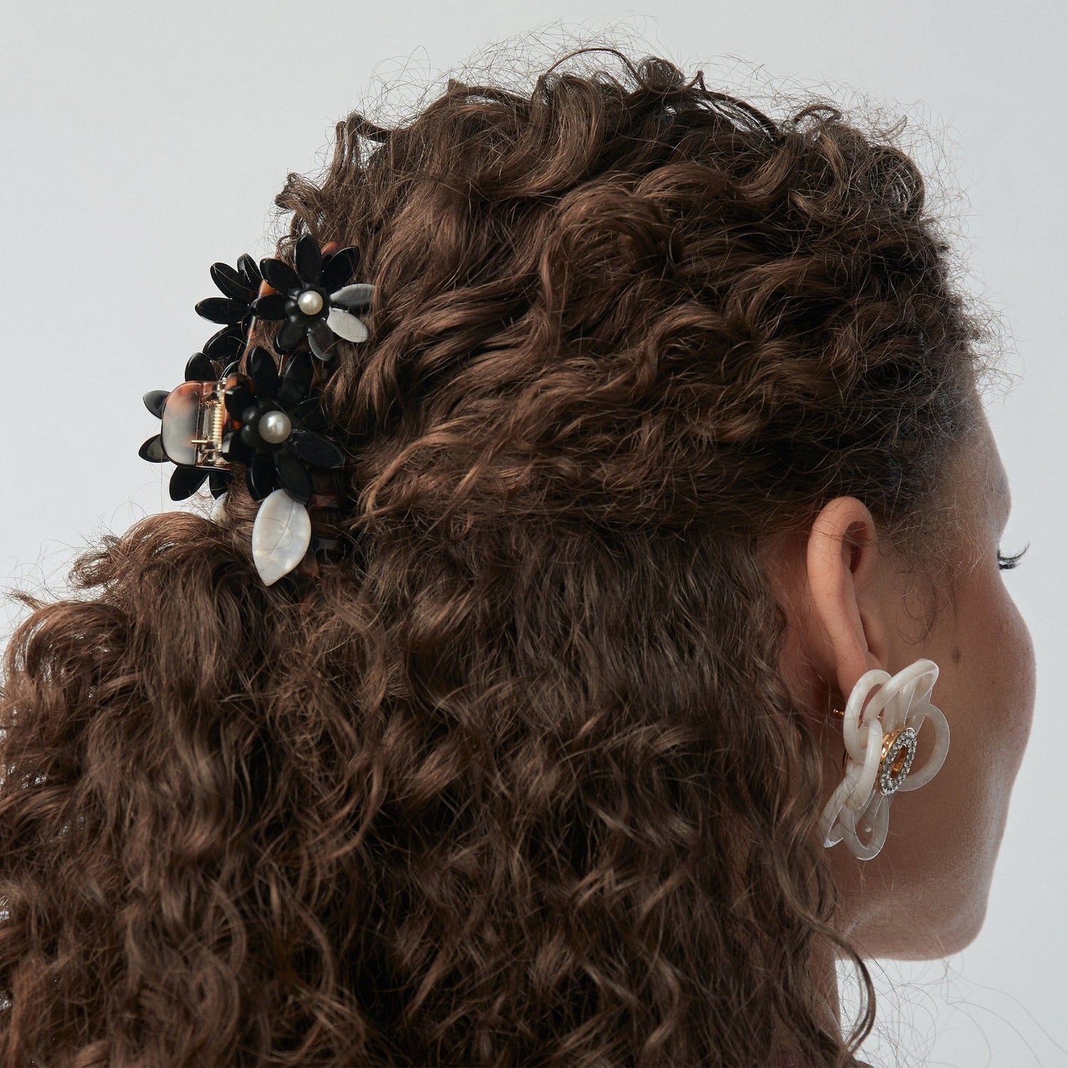 Model image of Lele Sadoughi Jet Petunia Claw Hair Clip