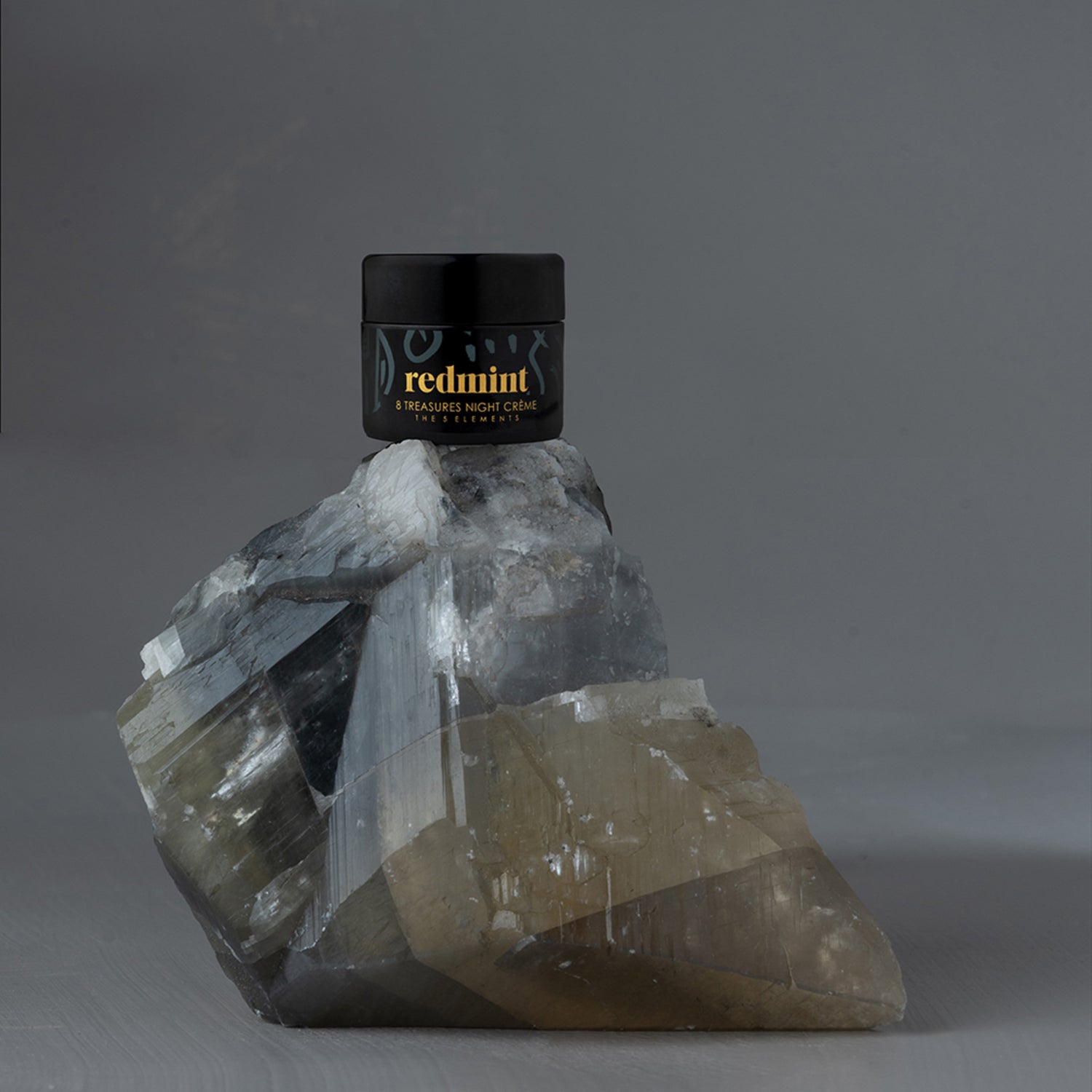 Redmint 8 Treasures Night Crème lifestyle image 3 .