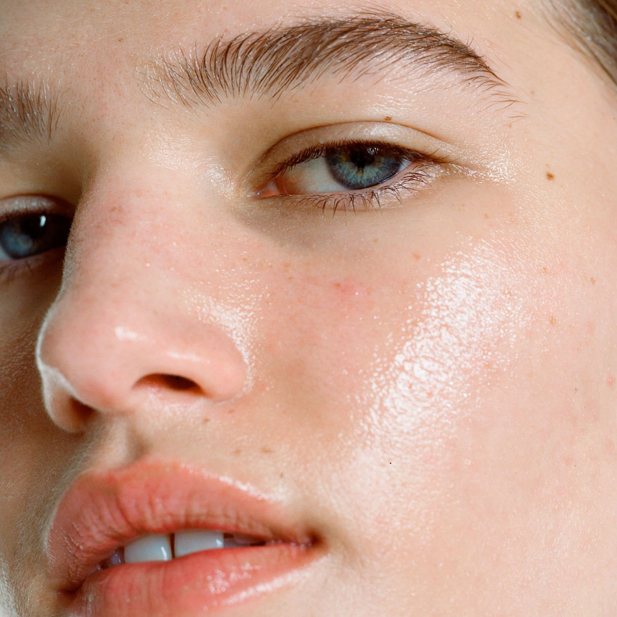 Model image of Goop Exosome Hydration Therapy Serum