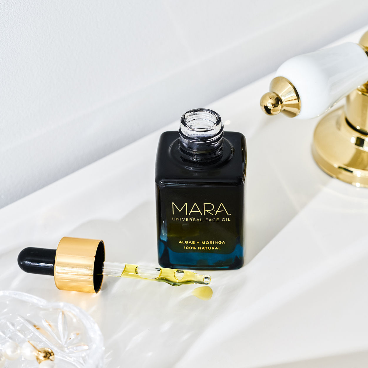 Lifestyle image of Mara Universal Face Oil