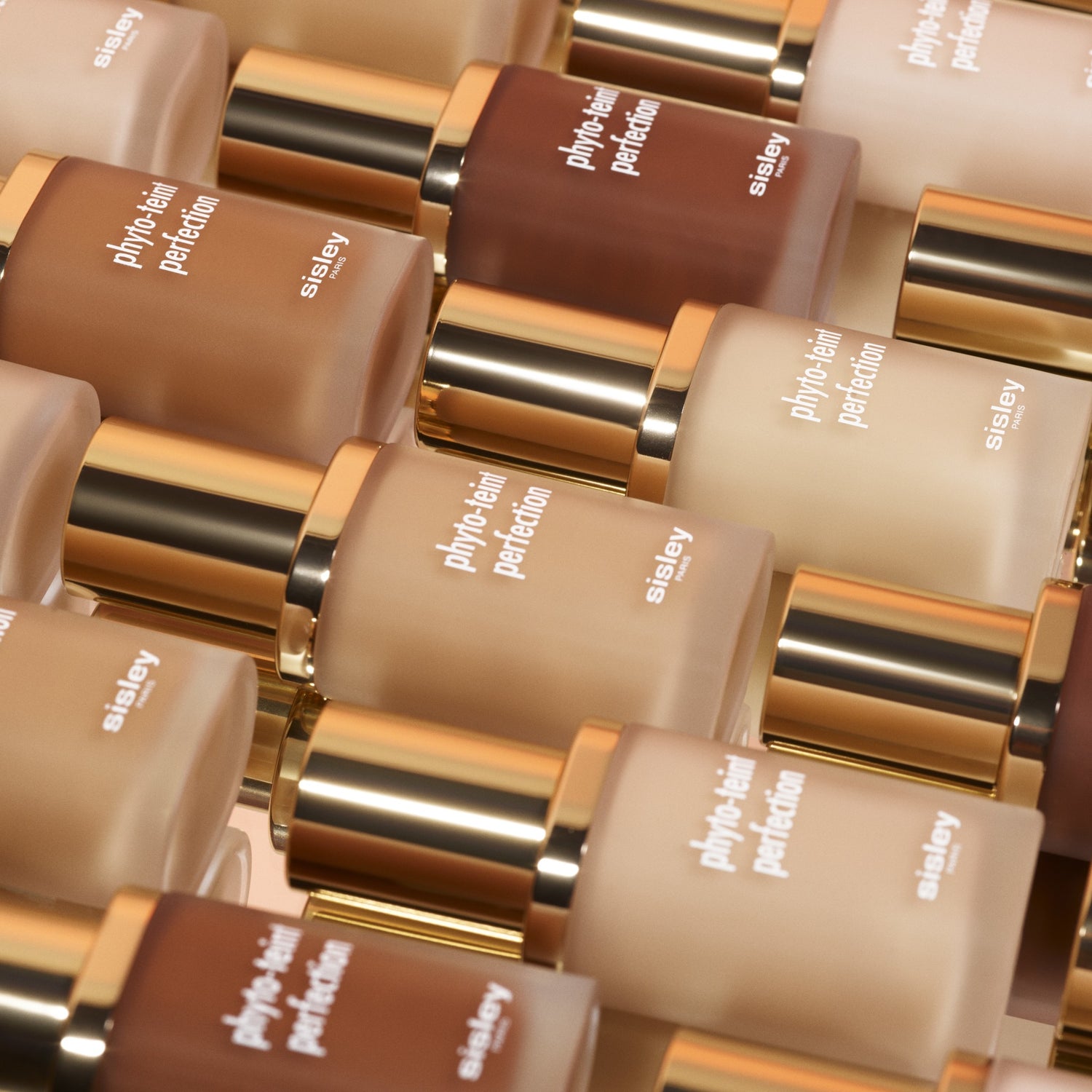 Sisley-Paris Phyto-Teint Perfection Color/Shade variant: 00W Shell lifestyle image . This product is for light warm complexions